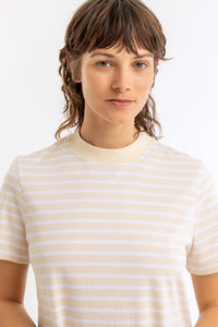 Frau trägt T-Shirt Kleid aus Bio-Baumwolle Creme/Weiß